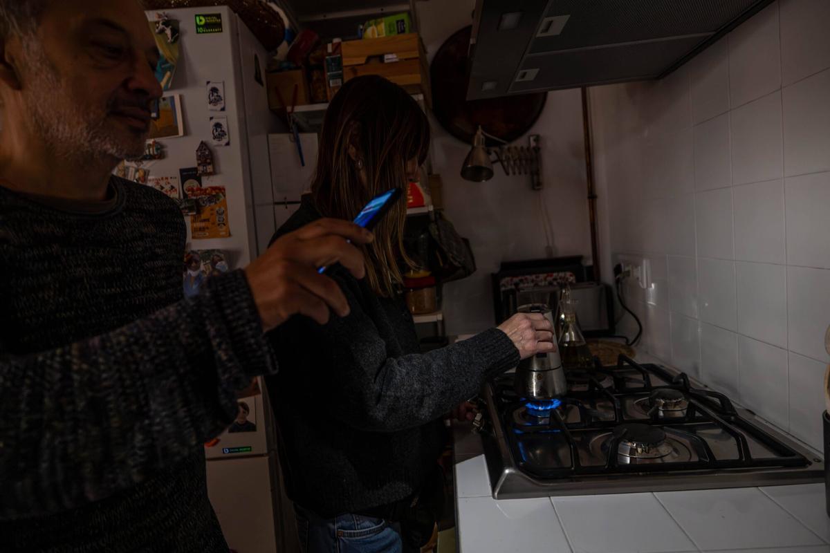 Barcelona 16/02/2026 Barcelona. Vecinos de Ciutat Vella que tienen constantemente cortes de luz, problemas con electrodomésticos y sospechan de algún piso cercano en el que se planta marihuana. AUTOR: JORDI OTIX