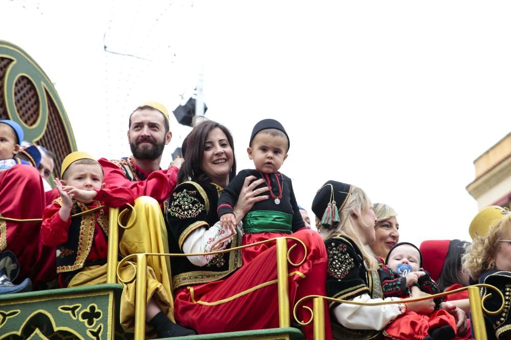 Los niños de todas las comparsas consiguen lucirse durante el Desfile Infantil a pesar del tiempo