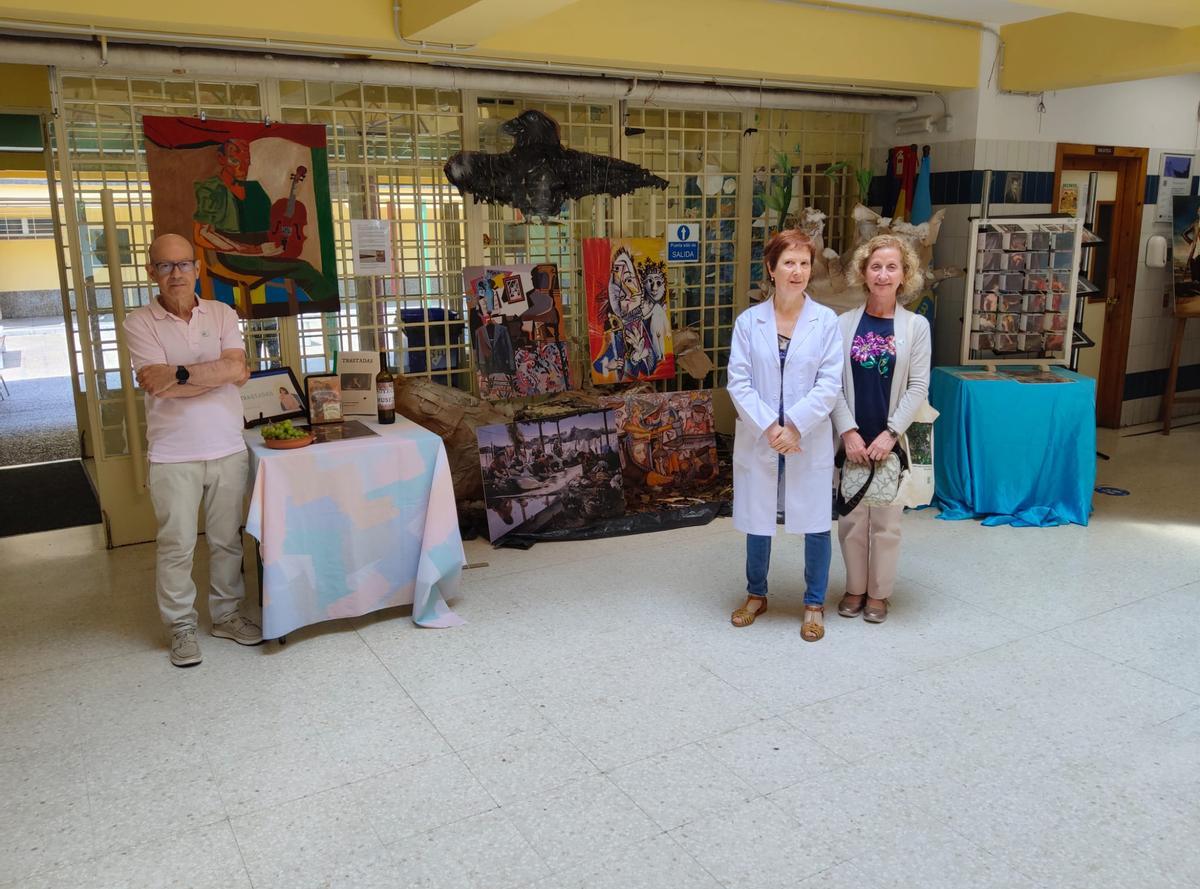Profesorado y visitantes, ante algunos de los trabajos.