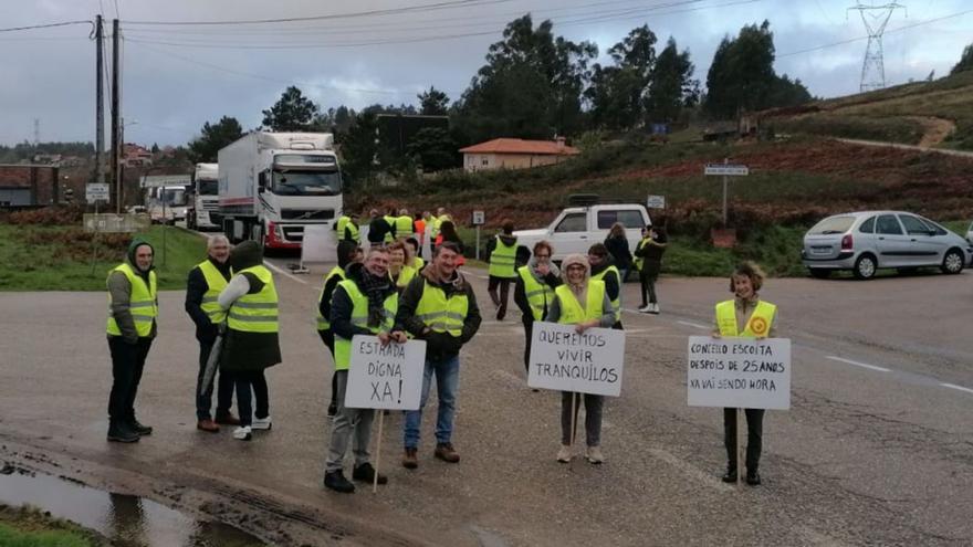 Los vecinos de Pazos de Borbén, en una protesta para exigir la mejora de la carretera EP-2702.
