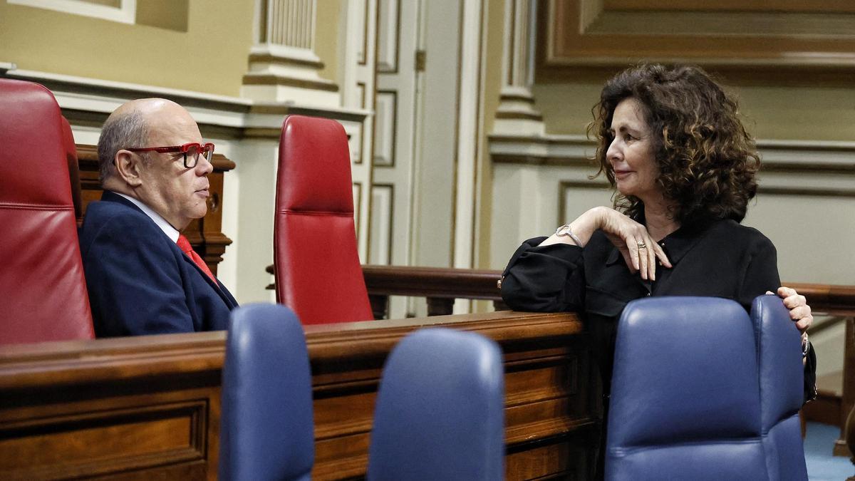 La consejera Matilde Asián conversa con el portavoz de CC, José Miguel Barragán, antes del inicio de la sesión plenaria.