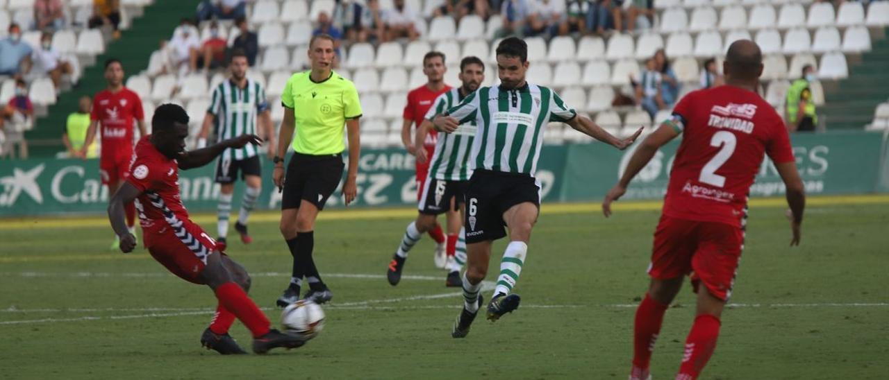 Toni Arranz, en un encuentro con el Córdoba CF, en El Arcángel, la pasada temporada en Segunda RFEF.