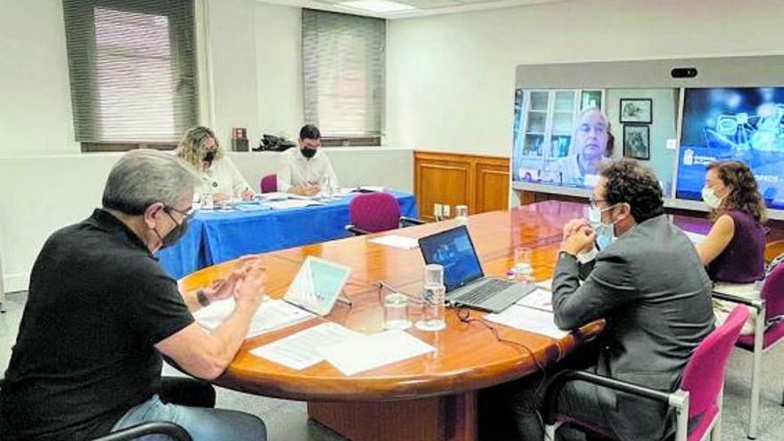Román Rodríguez, a la izquierda, presidiendo el Comité Director de Planes y Proyectos de los fondos europeos.