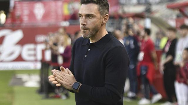 Adrián Colunga, antes del inicio del partido. | JUAN CARLOS CAVAL