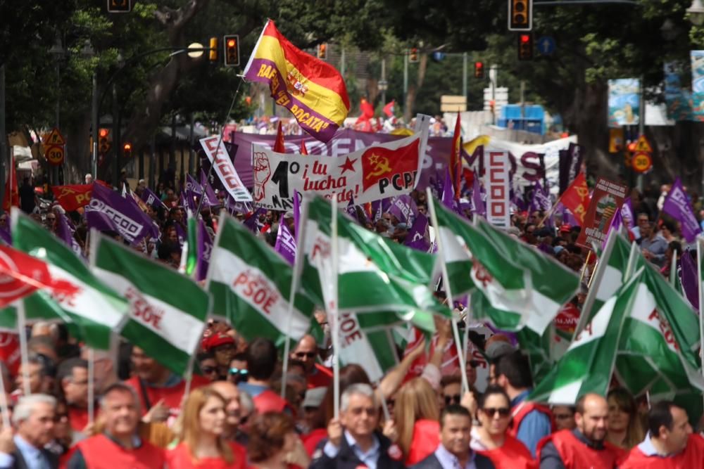 Miles de personas participan en la marcha convocada por los sindicatos para este martes, Día Internacional del Trabajo