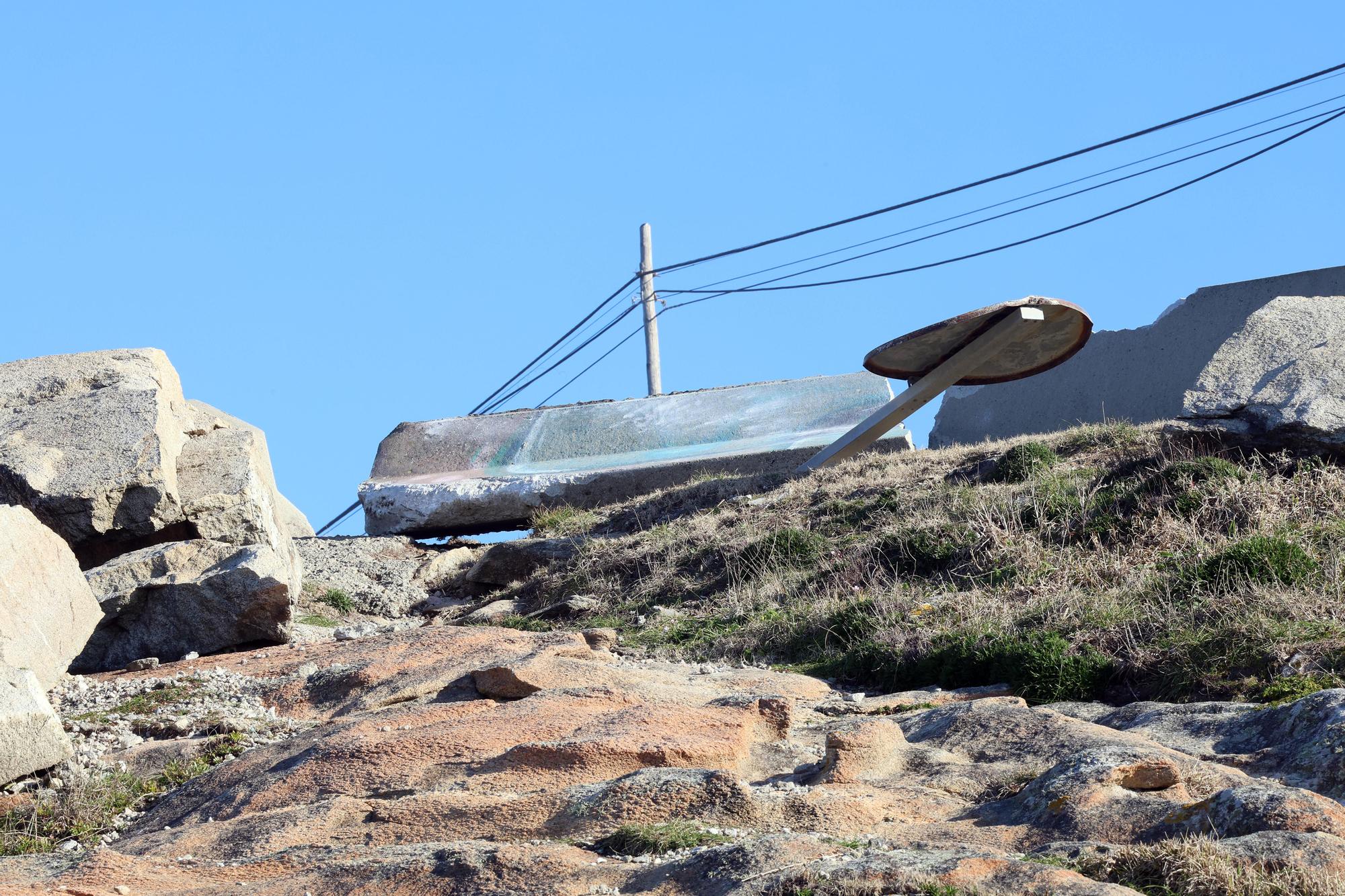 Un microbús vuelca sobre las rocas de cabo Silleiro