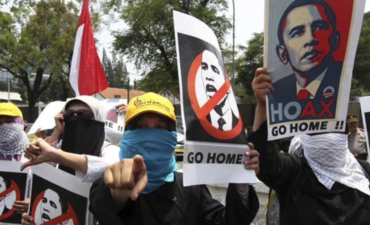 Un grup de manifestants mostren pancartes en contra de la visita del president nord-americà, Barack Obama, a les portes de l’ambaixada nord-americana a Jakarta (Indonèsia). Està previst que Obama es reuneixi amb el president indonesi, Susilo Bambang Yudhoyono, després d’arribar al país, dins de la seva gira asiàtica.