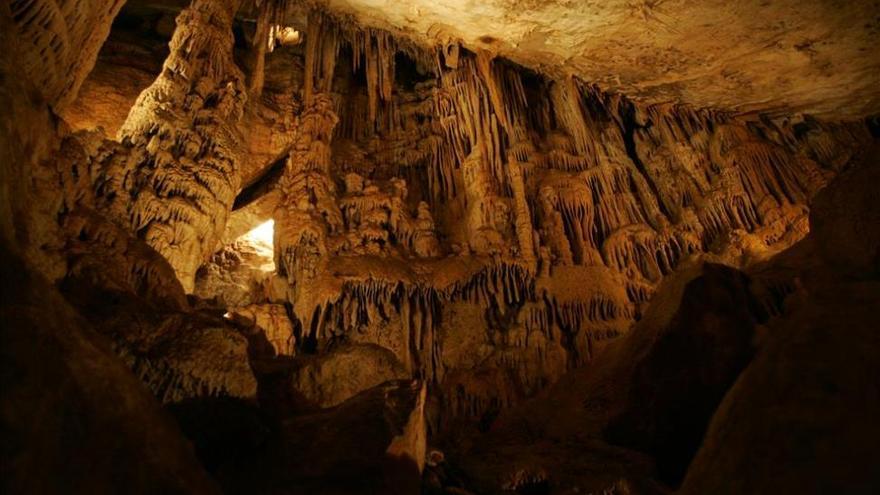 Recogen más de 400 kilos de restos de obras y material en la Cueva de los Murciélagos