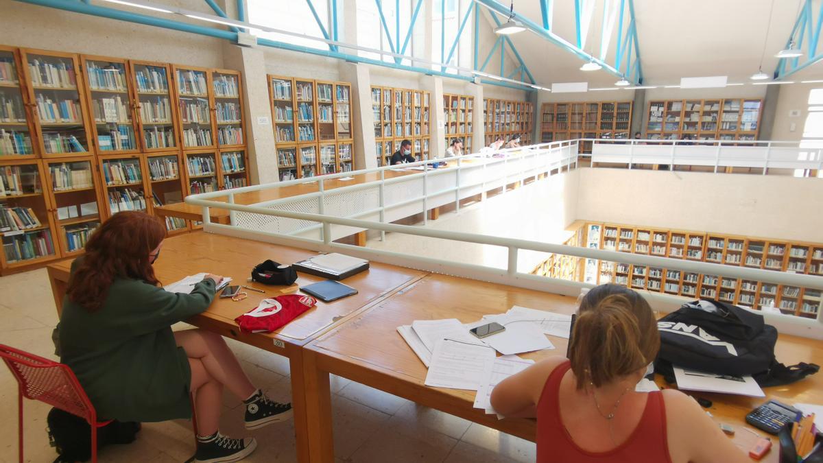 Estudiantes preparando la ABAU de este año en biblioteca.
