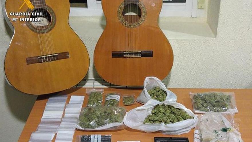 271 gramos de marihuana ocultos en dos guitarras