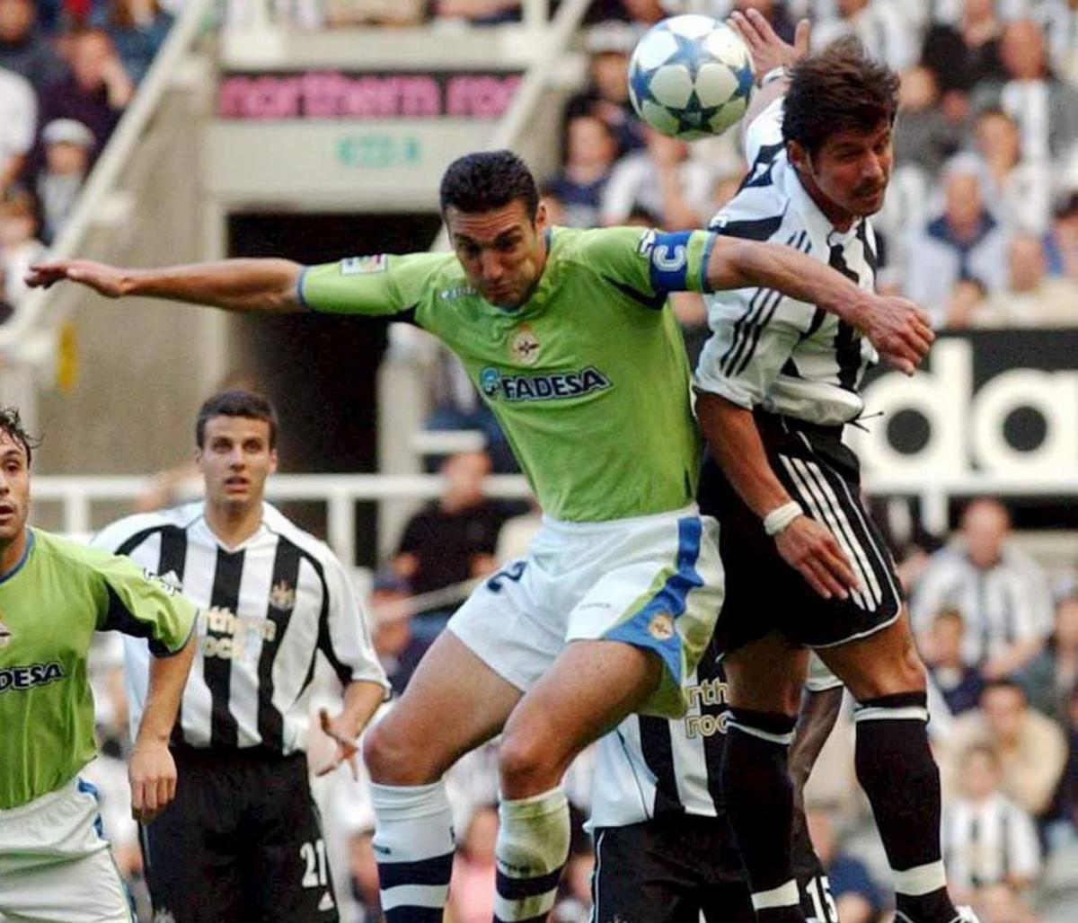 Scaloni pugna por el balón con un jugador del Newcastle en St. James’ Park en 2005. |  EFE