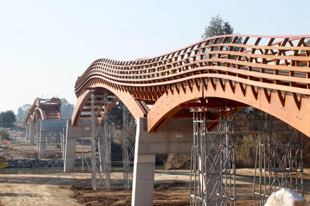 La instalación del último tramo del puente de madera sobre el río Guadalhorce comienza este martes 18 de febrero. La instalación del último tramo del puente de madera sobre el río Guadalhorce comienza este martes 18 de febrero.