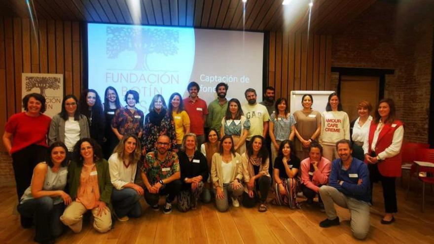 Por la izquierda, agachadas, Gema Trelles y Noelia Toyos, junto al resto de miembros de las entidades de Talento Solidario, en  Madrid. | G. T.