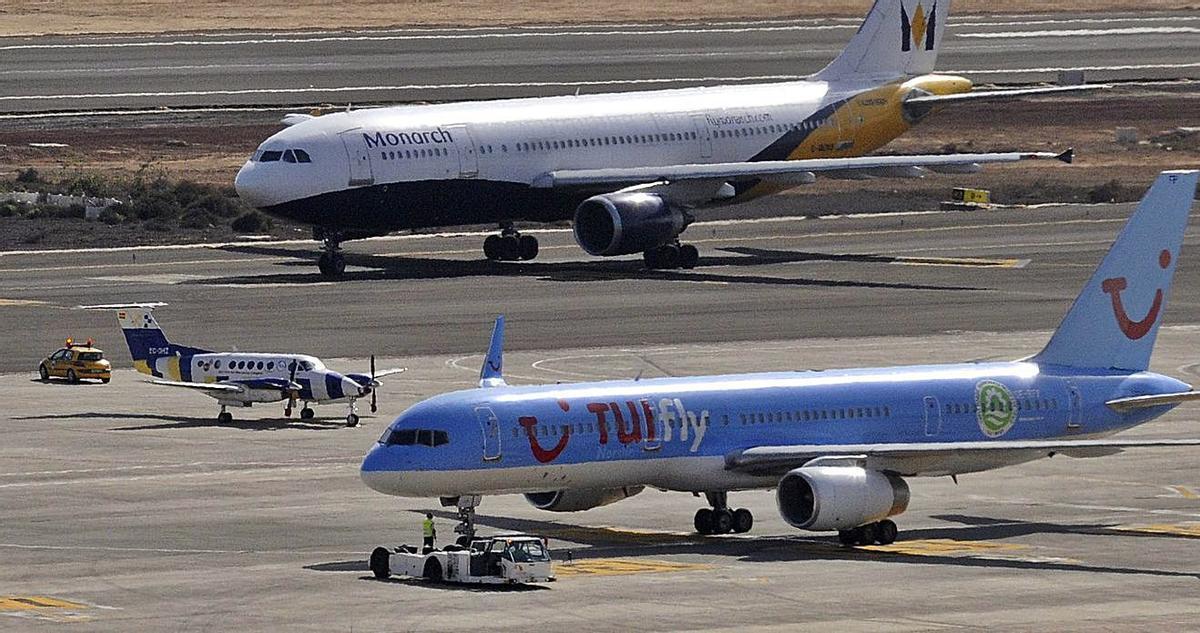 Varias aeronaves en la pista de uno de los aeropuertos de Canarias.