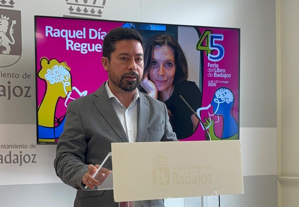 José Antonio Casablanca, concejal de Cultura, durante la presentación de la 45ª Feria del Libro de Badajoz.