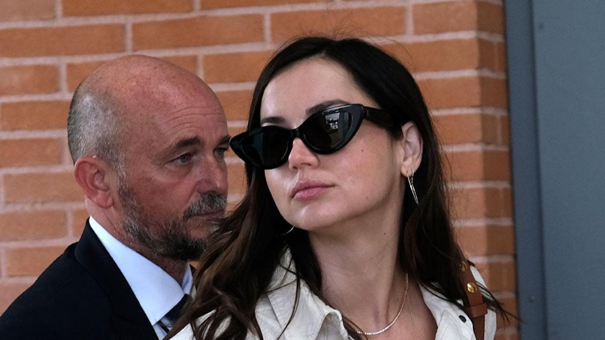 Ana de Armas llega a Venecia con un mono blanco con clon en Stradivarius