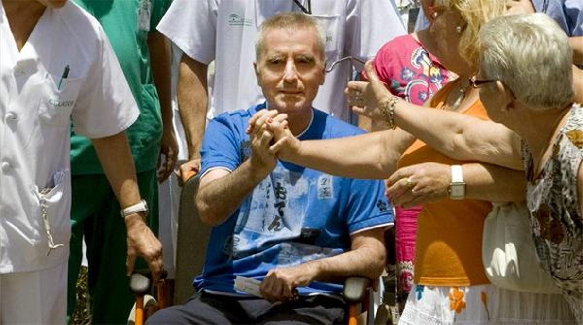 El torero dóna el condol a la família de Carlos Parra.