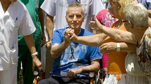 El torero dóna el condol a la família de Carlos Parra.