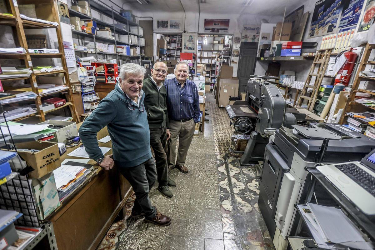La despedida de Eutimio, una papelería con casi un siglo de vida en Alicante La despedida de Eutimio, una papelería con casi un siglo de vida en Alicante