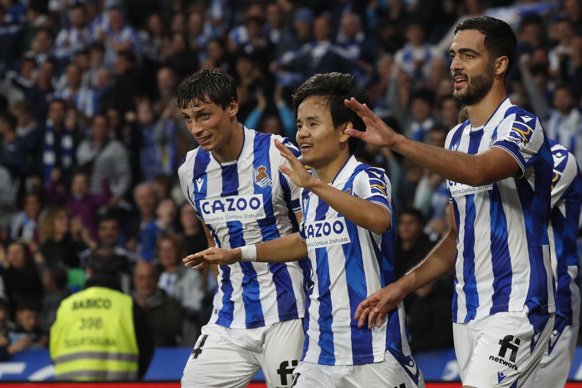 El centrocampista de la Real Sociedad Take Kubo (c) celebra con sus compañeros tras marcar ante el Almería, durante el encuentro de la jornada 36 de LaLiga en el Reale Arena, en San Sebastián. EFE/Javier Etxezarreta