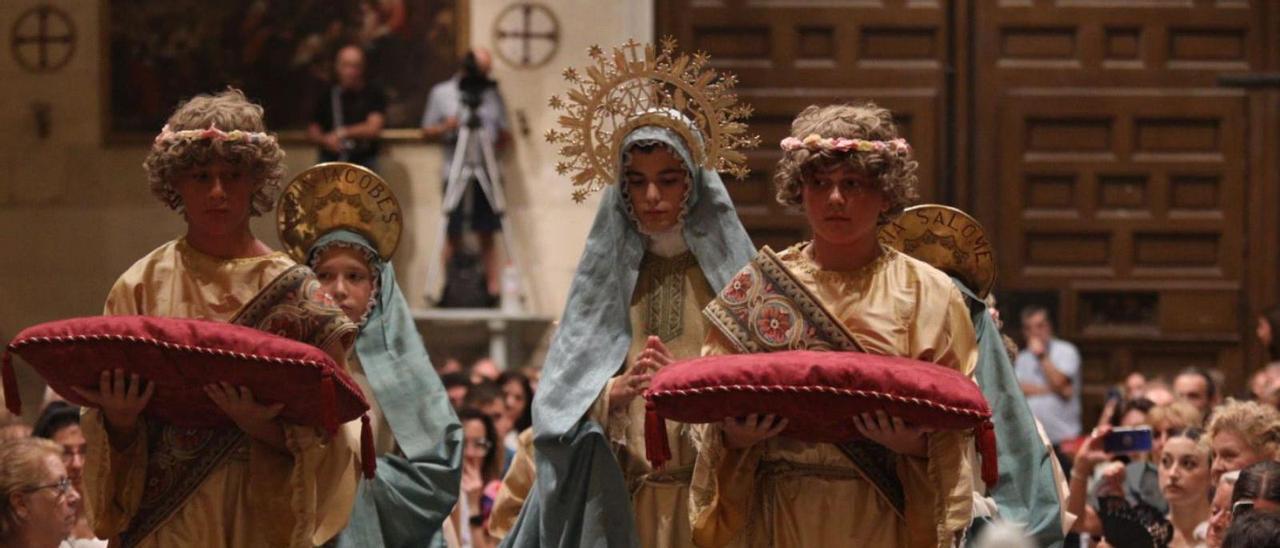 Las Marías con su séquito, a la entrada a la basílica de Santa María. | ANTONIO AMORÓS
