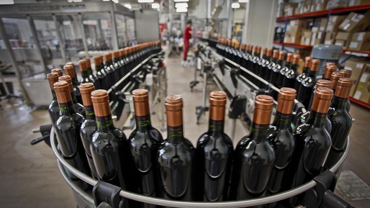 Planta embotelladora de una bodega de la provincia.