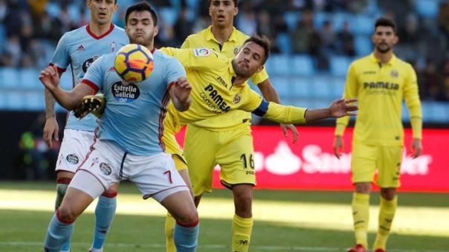 Mario Gaspar pelea el esférico con Maxi Gómez.