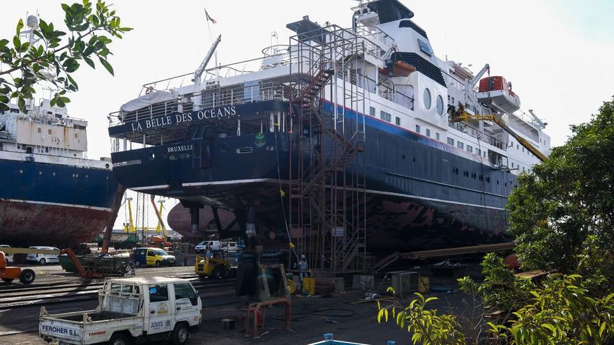 El crucero ‘La Belle des Oceans’, varado en las instalaciones de Astilleros Canarios (Astican) en el Puerto de Las Palmas, ayer. | | ANDRÉS CRUZ