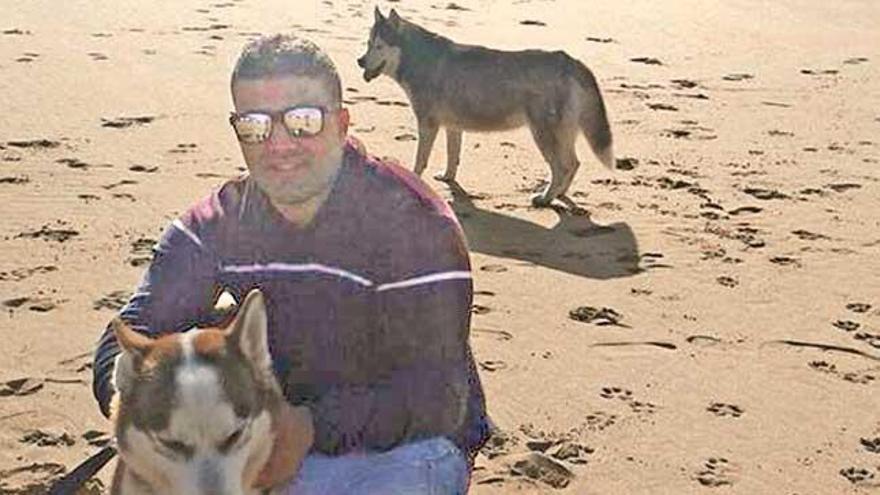 Harrak juega con un perro en una playa durante una estancia en Marruecos.