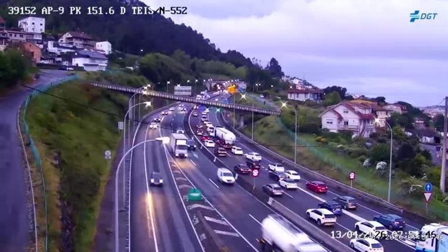 Un accidente a las puertas de los túneles de A Madroa en la AP-9 en Vigo provoca un gran atasco