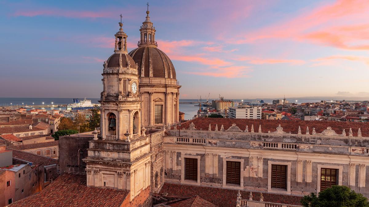 Catania muestra su perfil barroco al atardecer, con el Etna siempre presente en el imaginario de la ciudad.