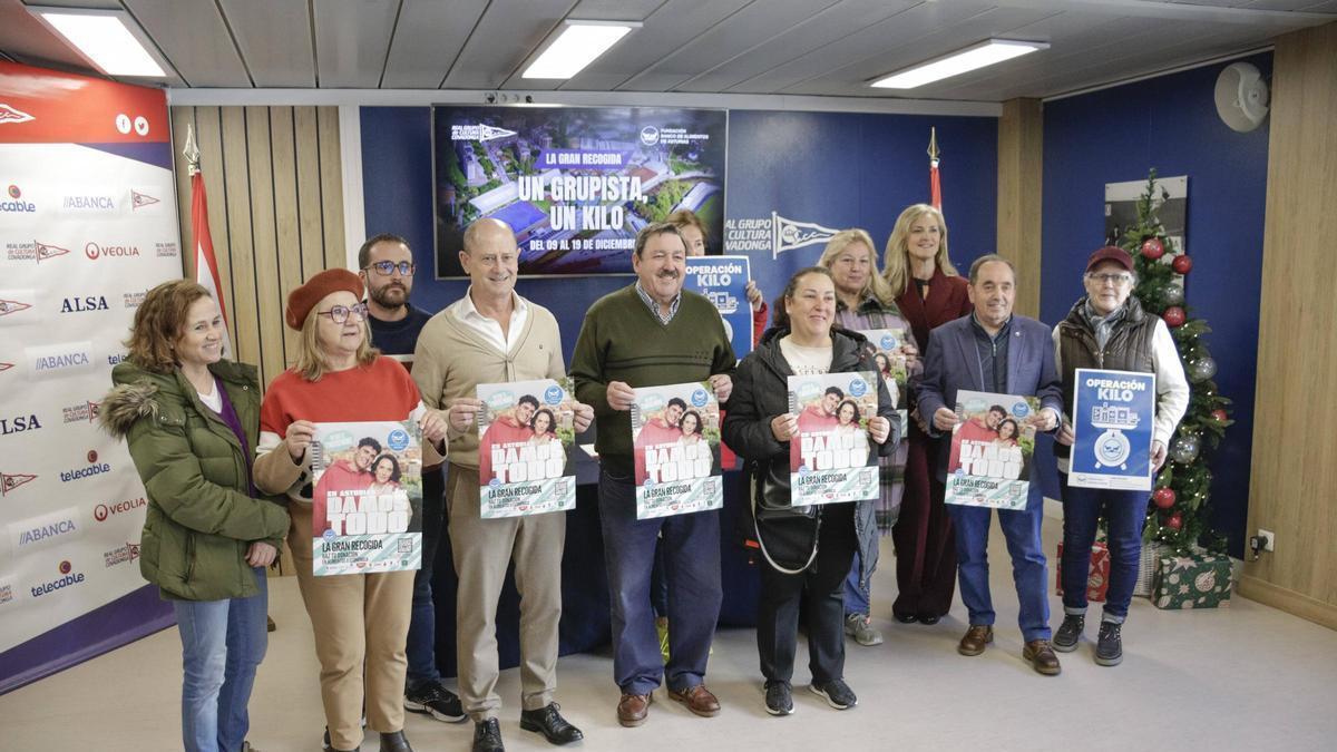 Por la izquierda, Cecilia Carballo, Susana Pradillo, Luis Manso, Tasio del Reguero, Francisco Prado, Liliana Liñero, Ana Belén Menéndez, Ángeles Vázquez, Nuria Pulgar, Juan José Cima y Mónica Vigil, en la sala polivalente del Grupo Covadonga.