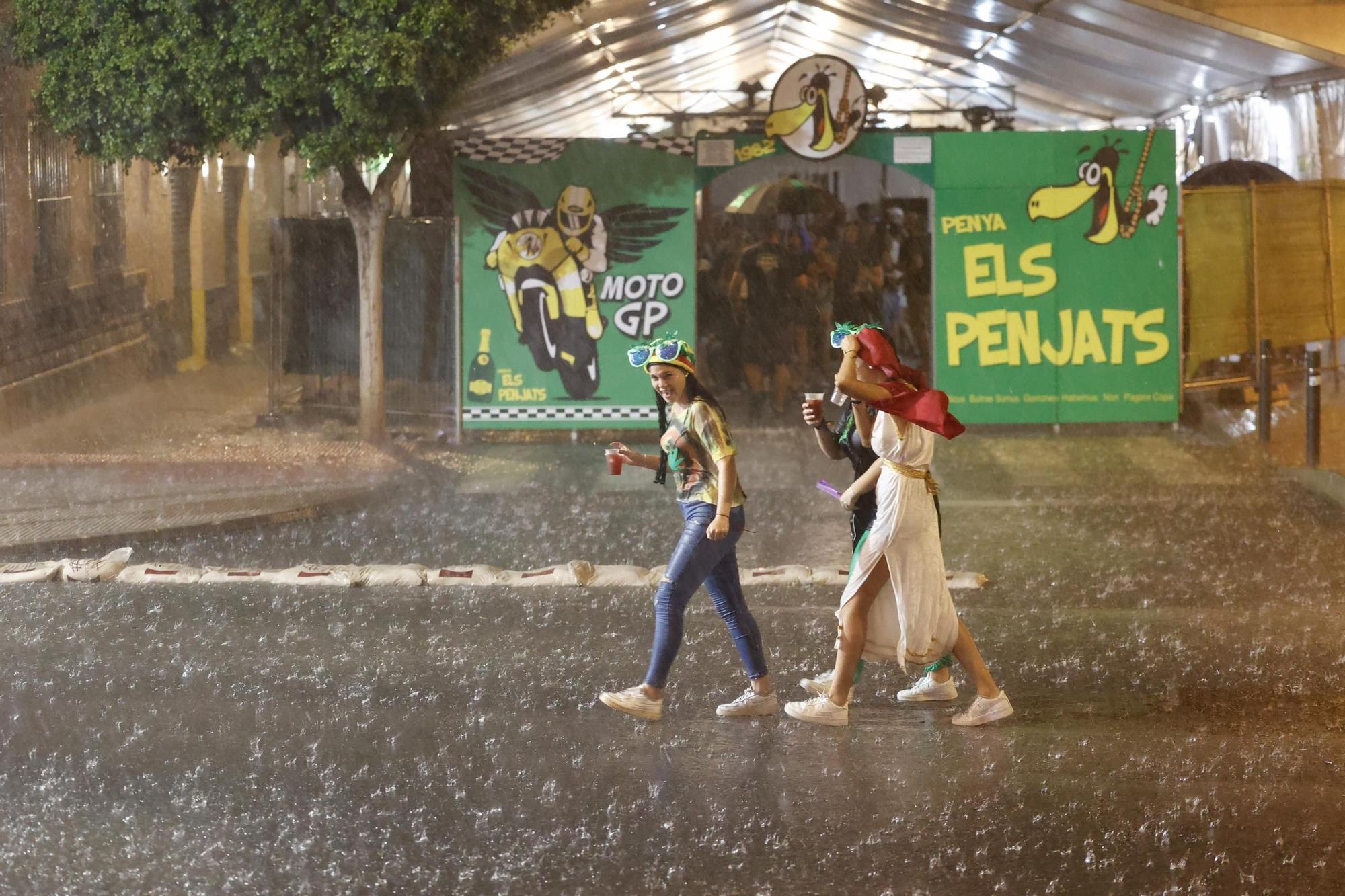 Disfraces pasados por agua en las Fiestas de Sant Joan