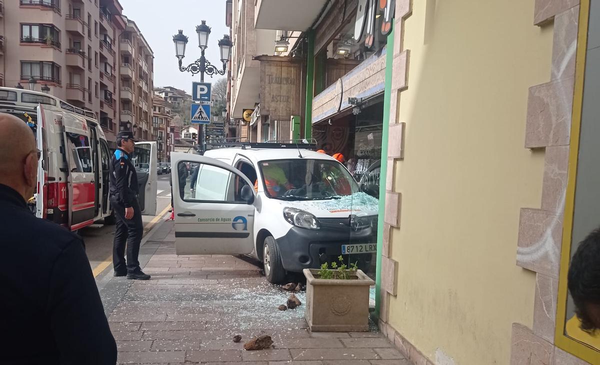 La furgoneta accidentada en Cangas de Onís.