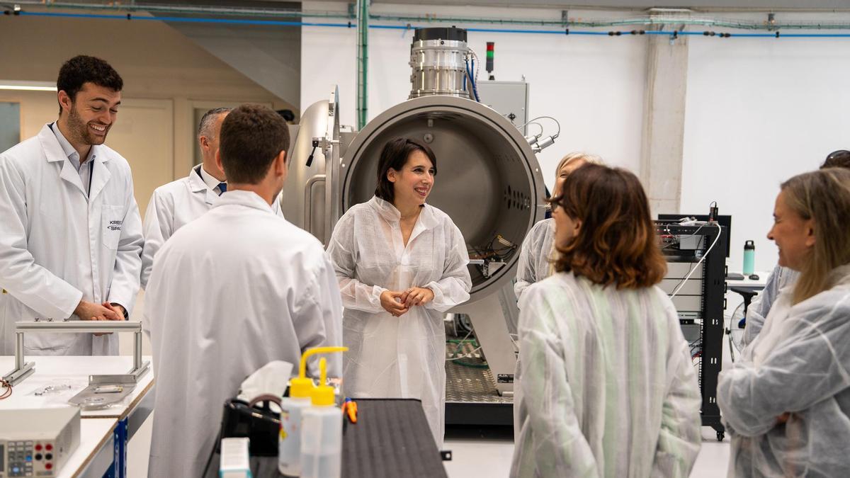 La conselleira de Economía e Industria, María Jesús Lorenzana, en las instalaciones de la empresa Kreios Space