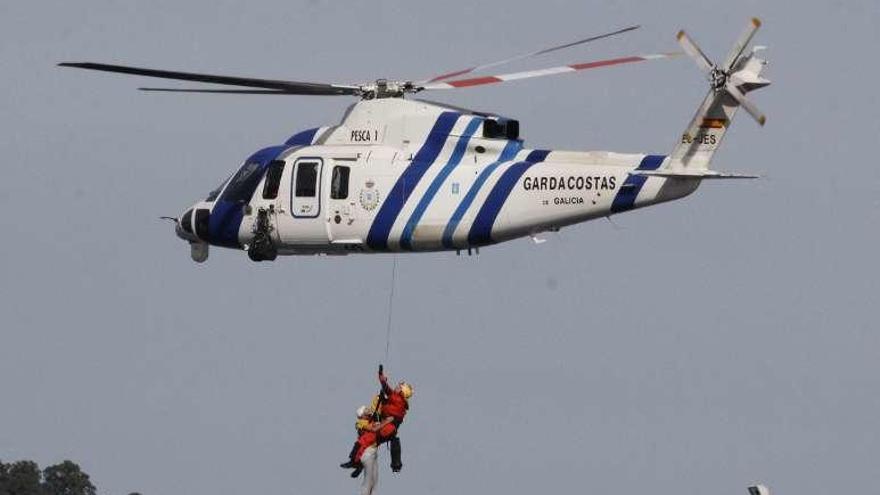 El Pesca I colaboró con el operativo en el puerto de Cangas. // S.A.