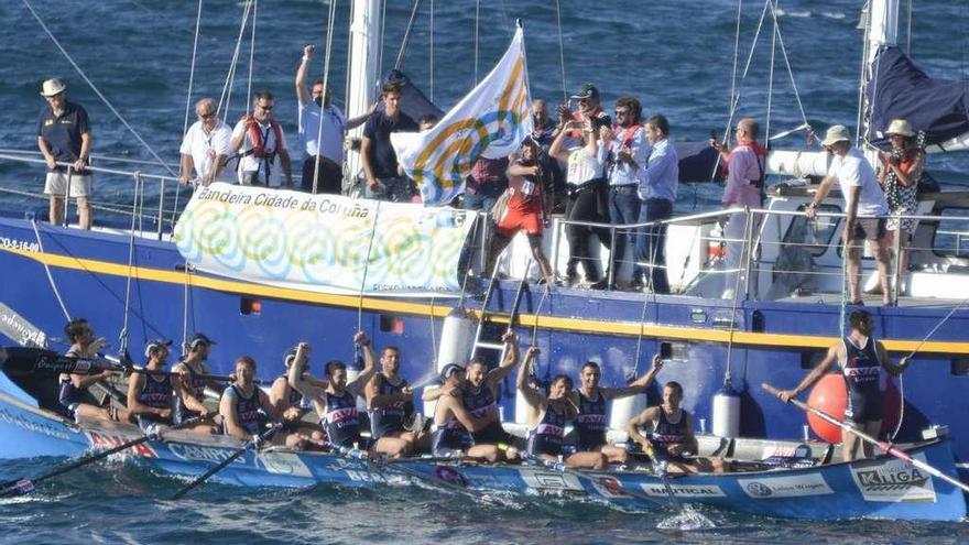 Urdaibai ondea la bandera como campeón en la bahía coruñesa.