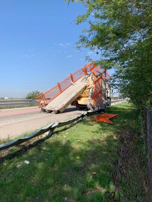 Un camión derriba la pasarela peatonal del Saler