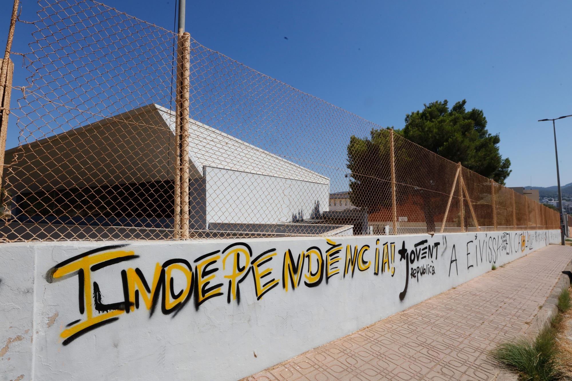 Política en Ibiza: Sant Antoni amanece con pintadas y carteles independentistas