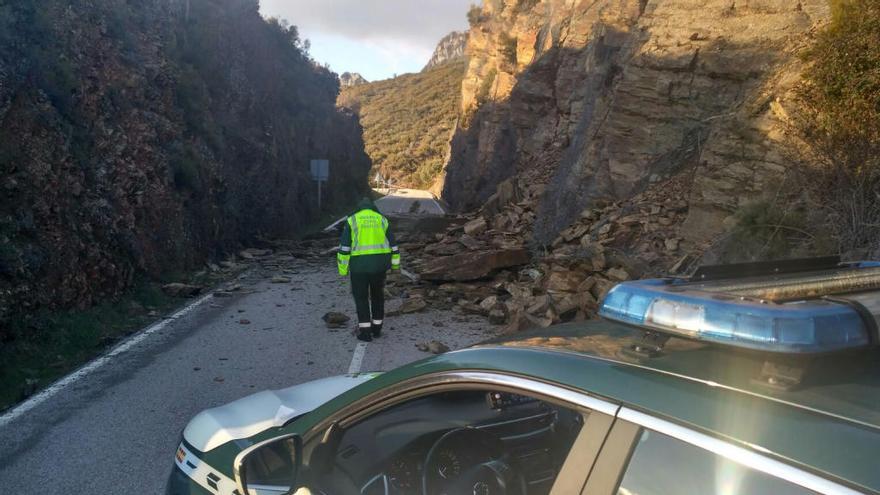 La carretera cortada por el deslizamiento // FdV