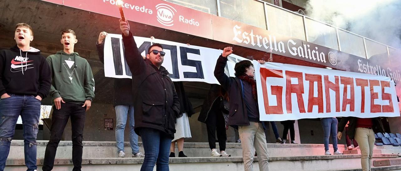 Aficionados en el entrenamiento del Pontevedra, ayer en Pasarón.