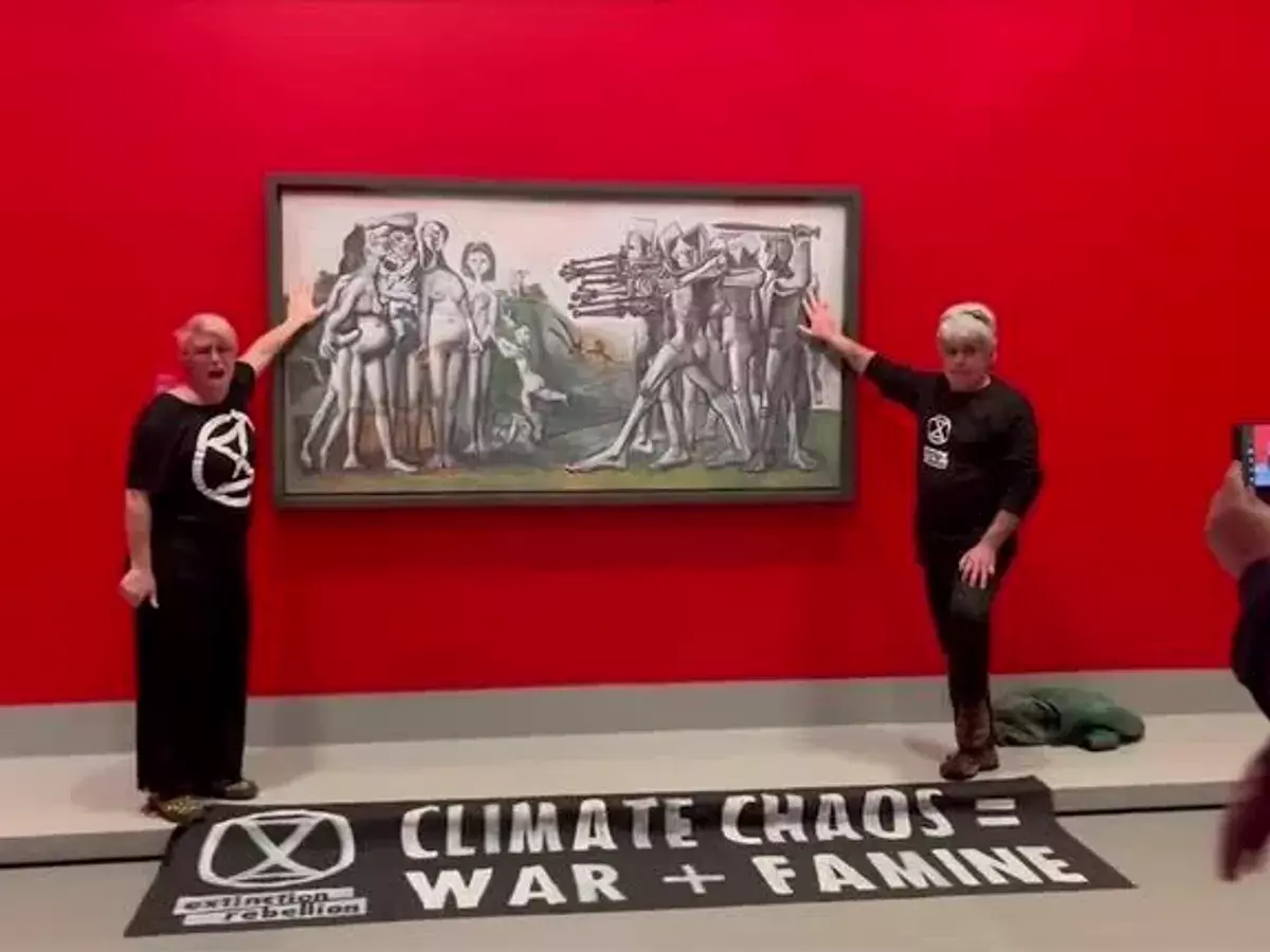 Activistas de Extinction Rebellion pegaron sus manos a un cuadro de Picasso expuesto en la National Gallery de Victoria, en Australia, el pasado 9 de septiembre. 