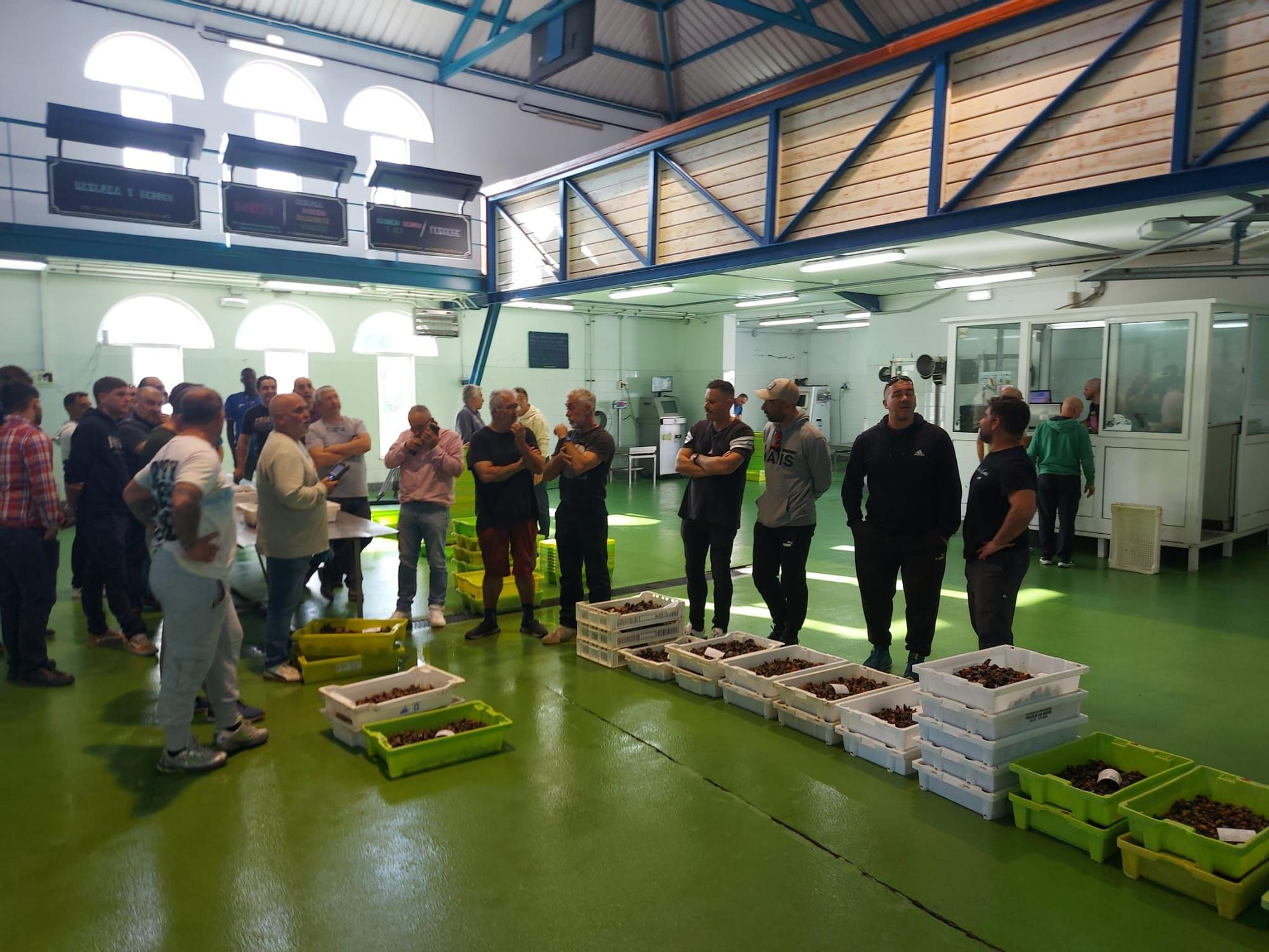 En imágenes: La primera subasta de percebe de la temporada en la rula de Puerto de Vega