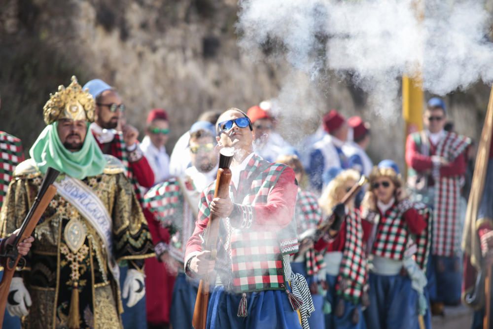 Dos espectaculares y ruidosas batallas transportan a Alcoy al lejano año de 1276