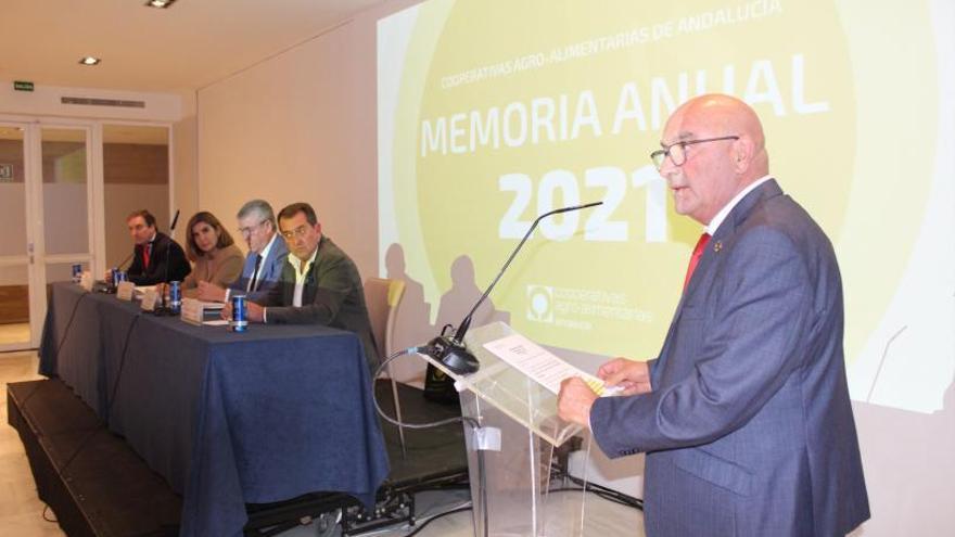Juan Rafael Leal presenta la memoria anual a la asamblea.