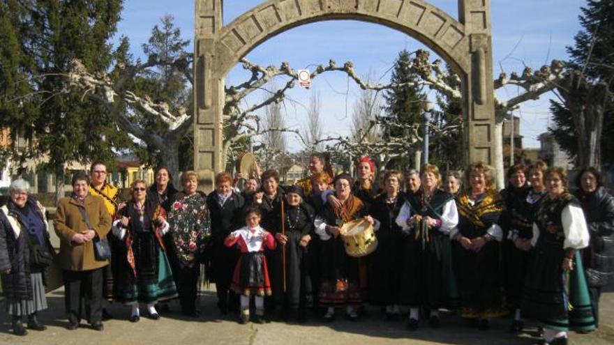 Las mujeres de Santibáñez de Vidriales a la entrada del parque municipal.