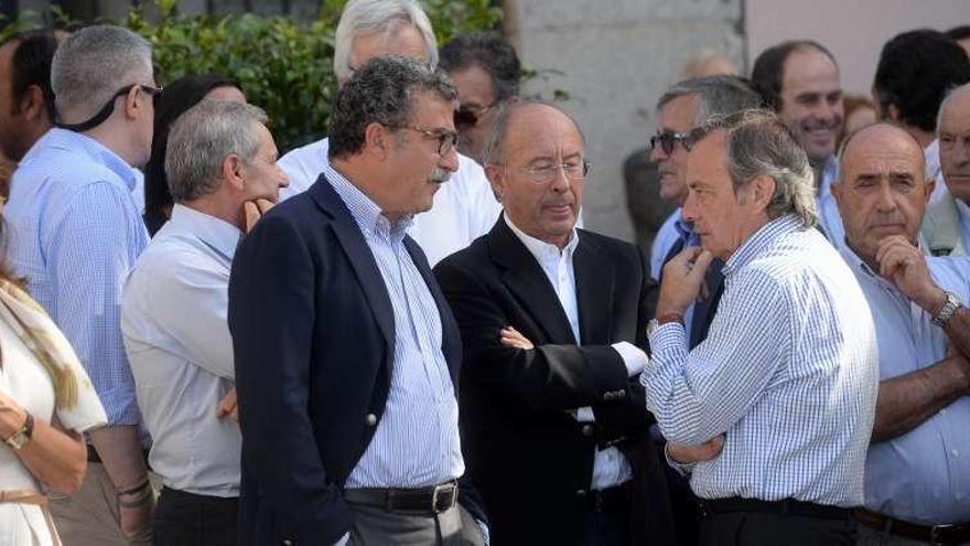 Amador de Castro (dcha. de perfil) y José María Farto, en el centro.