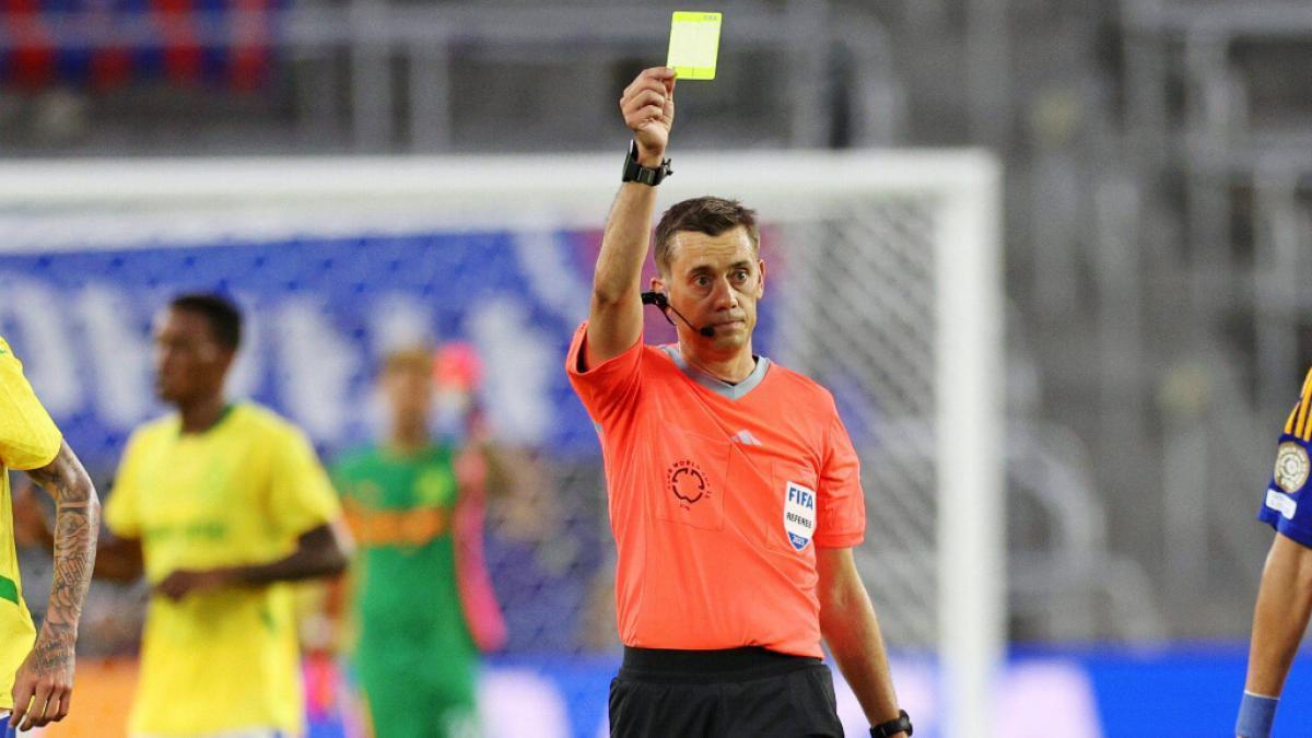 Clement Turpin, árbitro del Ulsan-Mamelodi, fue el primero en aplicar la regla de los ocho segundos