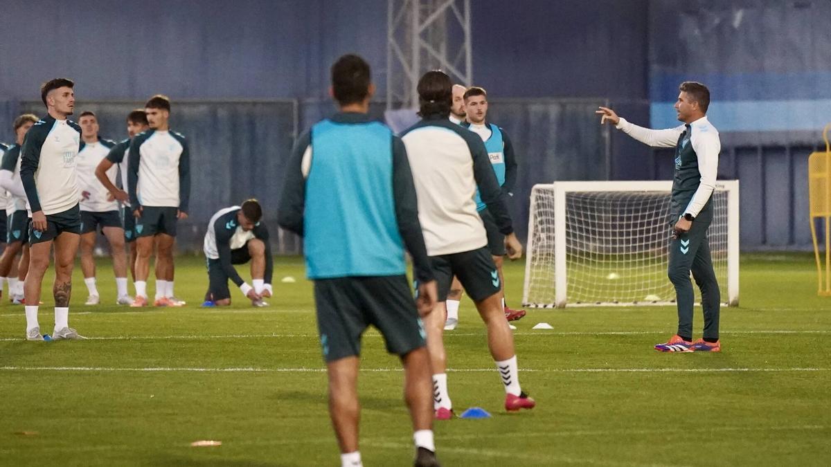 Funes da indicaciones en uno de sus entrenamientos con el Málaga CF.