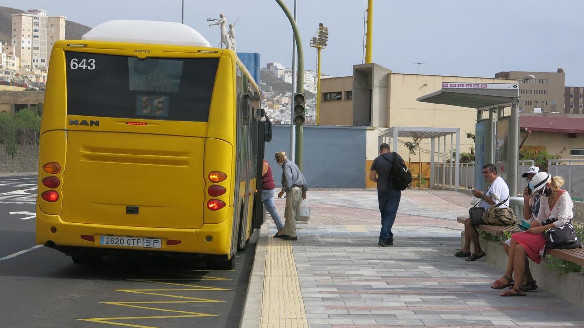 Un vehículo cubre el trayecto de la línea 55 desde la Ciudad Deportiva